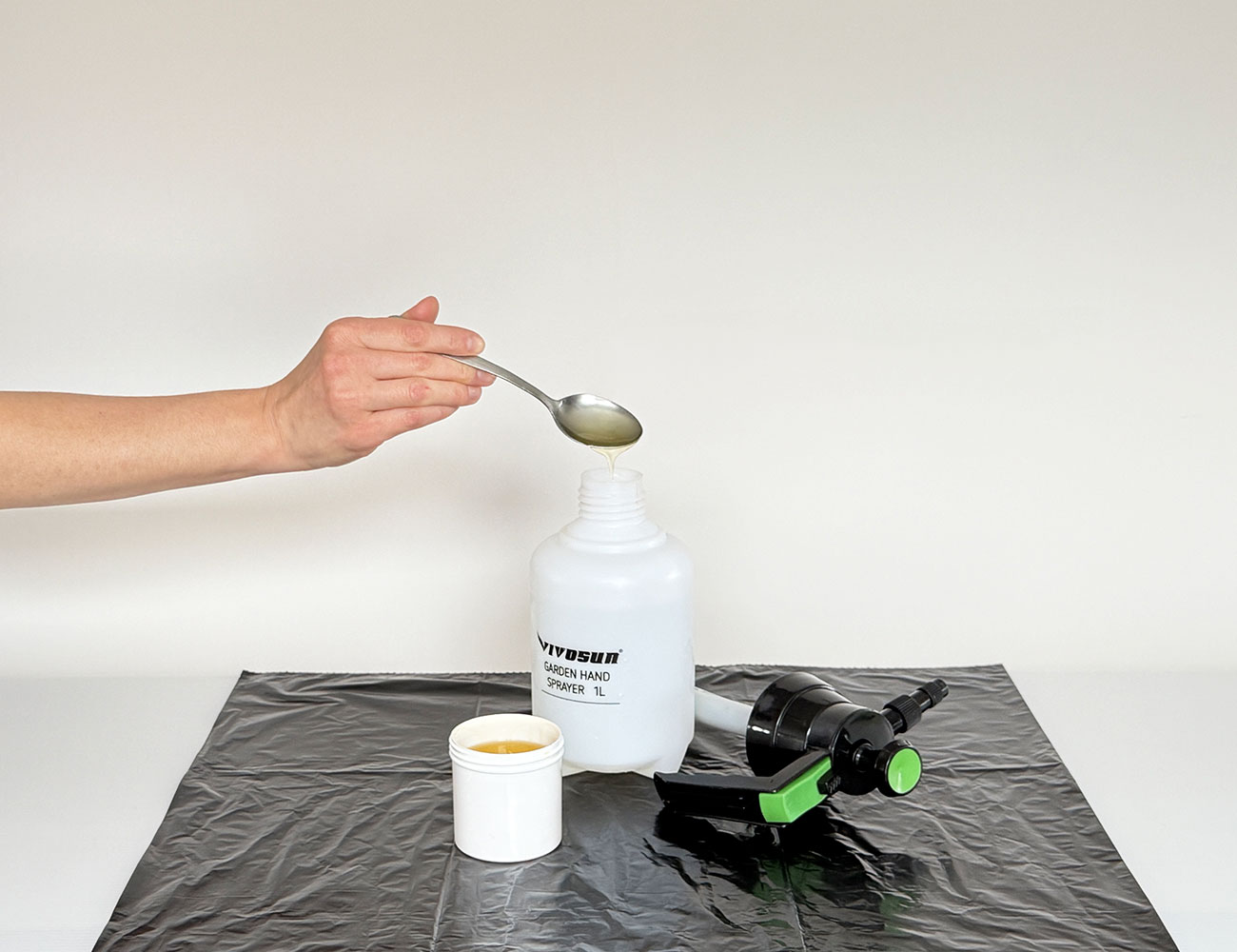 Préparation d'une solution de savon noir en pulvérisateur