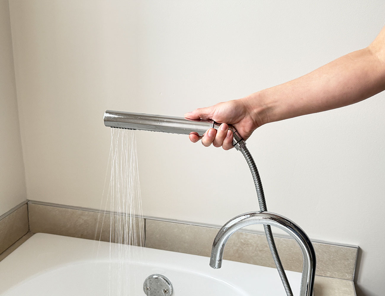 Réglage du jet d'eau sur un pommeau de douche
